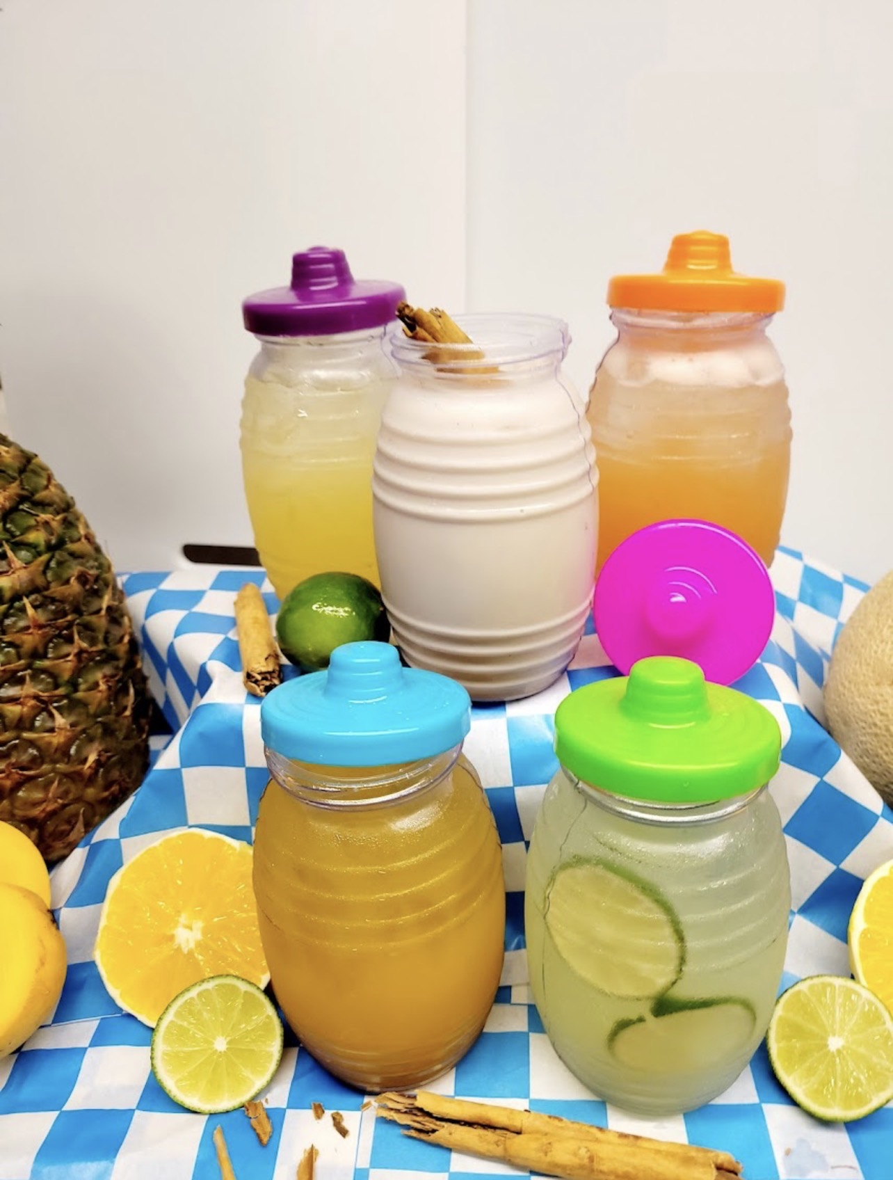 Aguas frescas de frutas y horchata